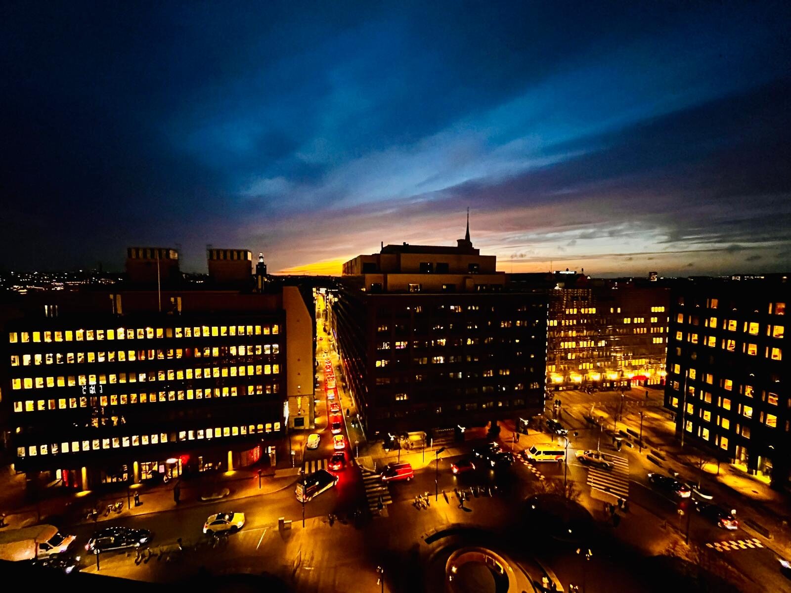 Destination urbaine au coucher du soleil pour un événement professionnel
