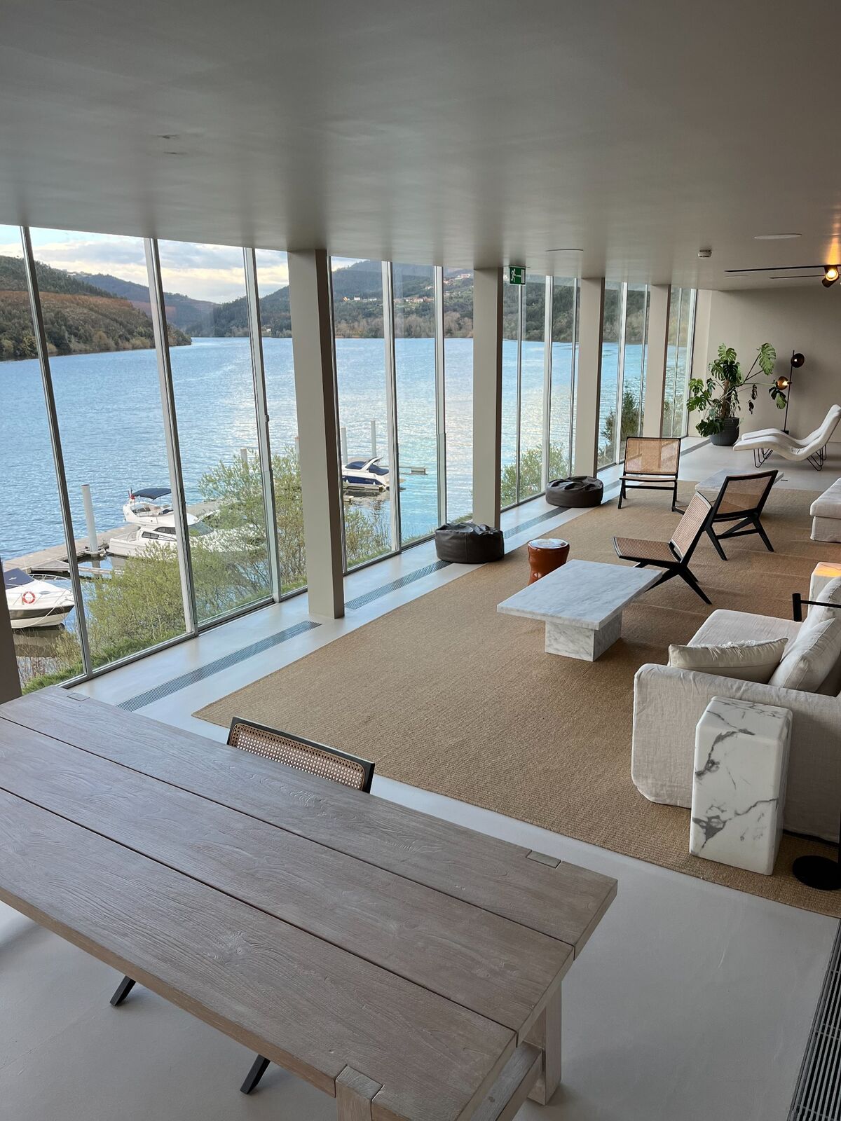 Espace de réunion contemporain avec vue sur un lac