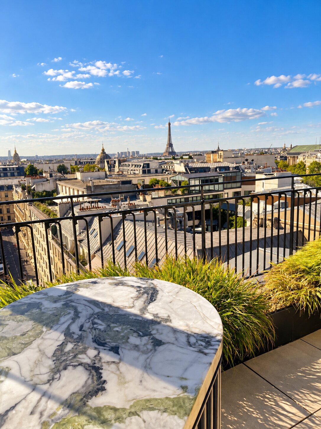 Vue de Paris et de la tour Eiffel depuis une terrasse événementielle