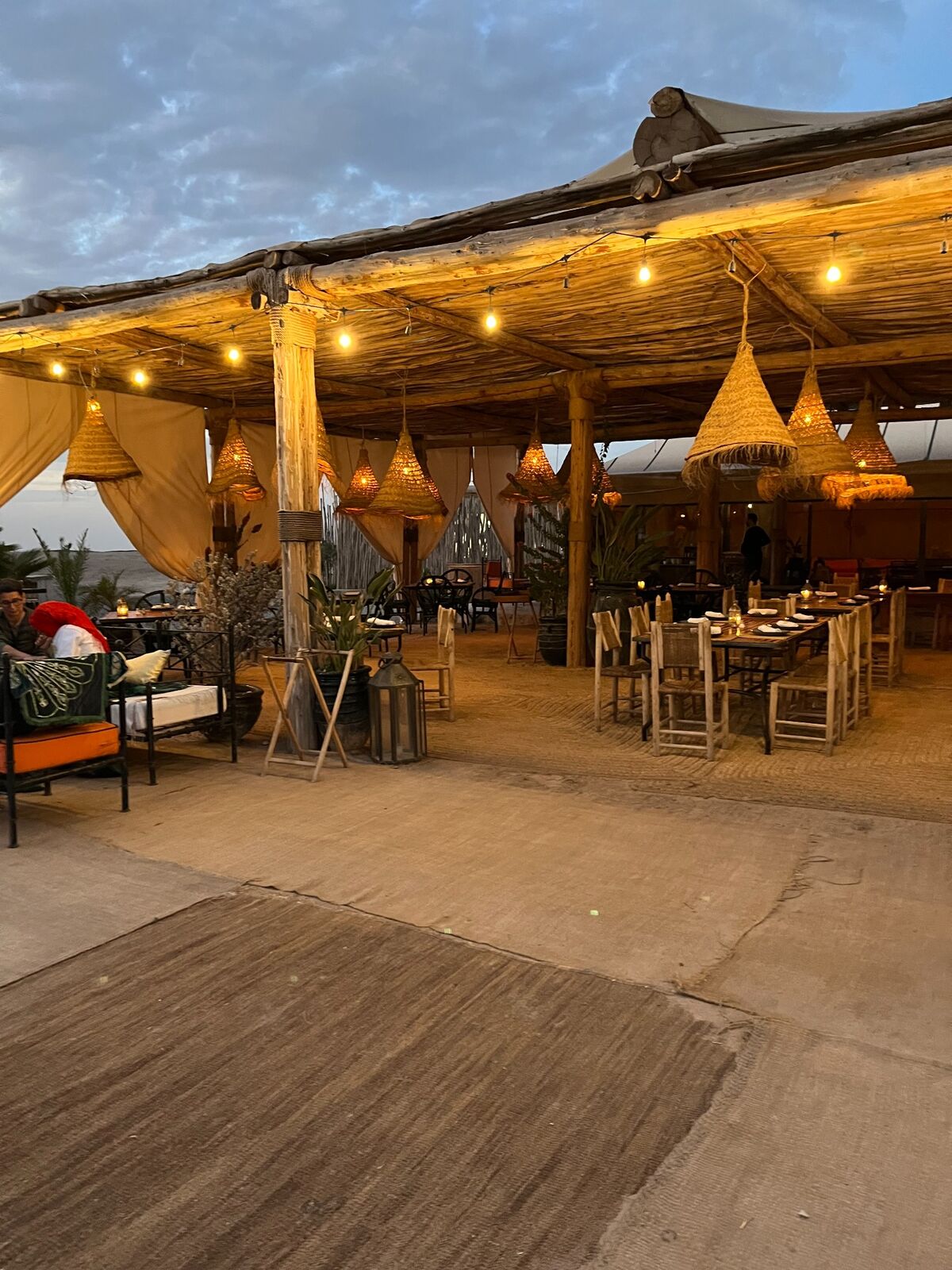 Restaurant chaleureux dans un lieu événementiel atypique