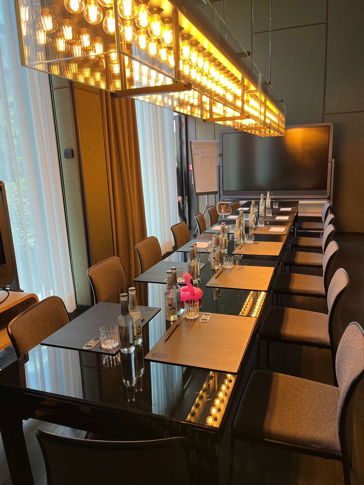 Salle de comité de direction premium avec écran et table de réunion