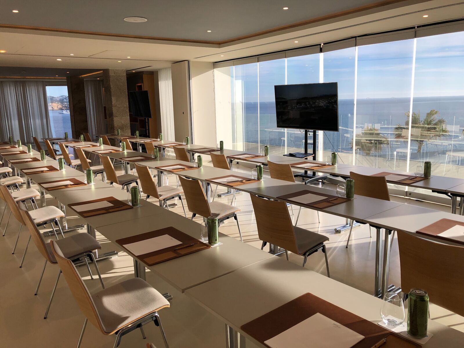 Salle de séminaire lumineuse avec vue sur la mer