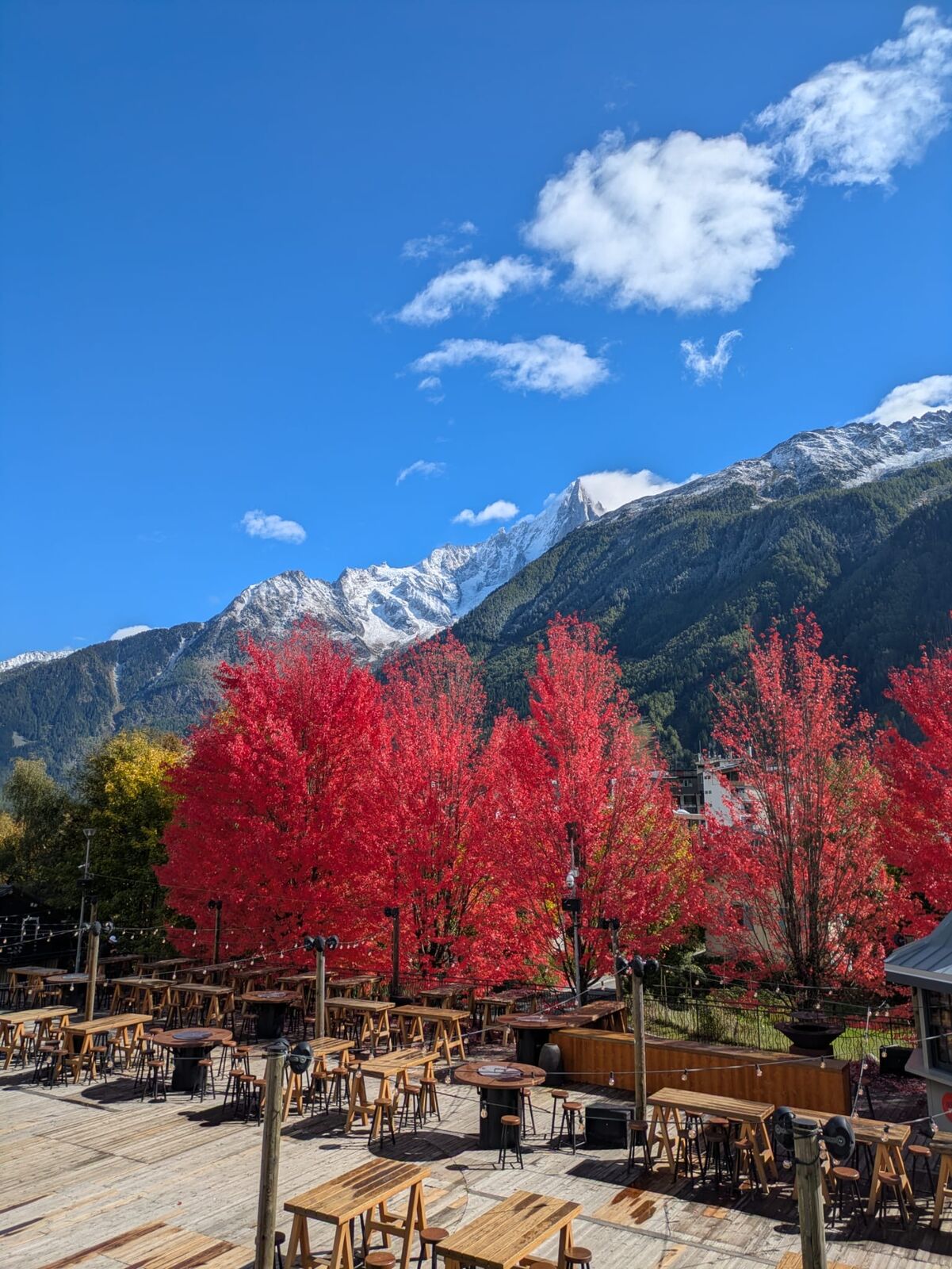 Terrasse événementielle avec vue sur les montagnes